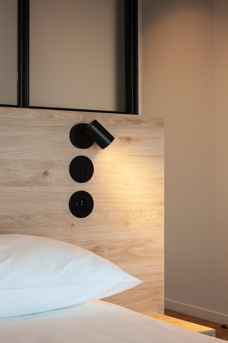 Soft spotlights enhance the fresh look of Missoury Hickory light